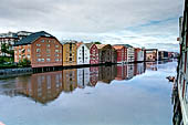 Trondheim Norvegia. Gli incantevoli bryggene ritti sulle loro pesanti palafitte, i loro colori accesi dalla luce settentrionale si fondono coi riflessi nelle acque chete del Nidelven.